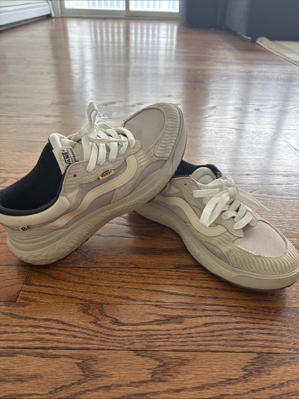 Vans men’s Cream/Tan Low-Top Platform Sneakers